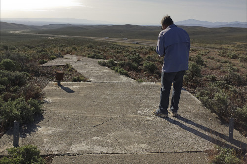 An arrow in Golconda, Nevada. Photo © Dreamsmithphotos.com.