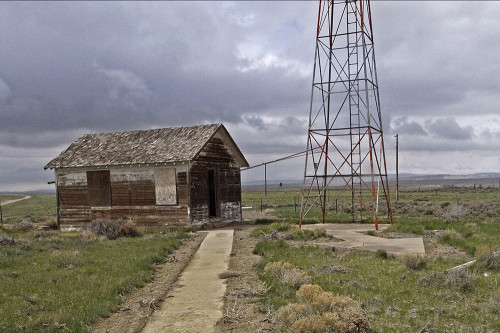 An arrow with associated shack in Carbon, Wyoming. Photo © Dreamsmithphotos.com.