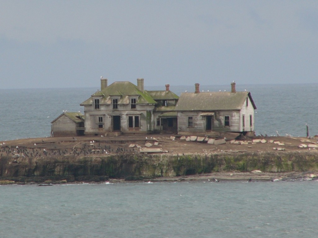 Abandoned lighthouse-keeper's house on Año Nuevo Island in Santa Cruz County, California, November, 2005. Photo: Jef Poskanzer CC BY 2.0 