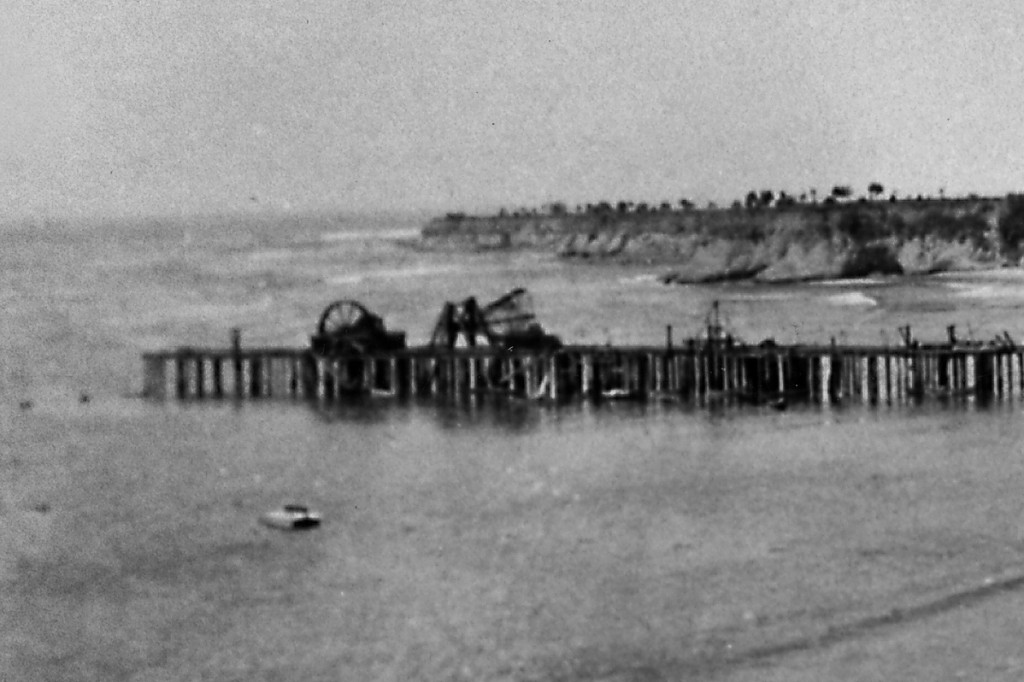 Gerlach wave motor at the end of the Capitola wharf, 1895. Image: adapted from original from the Capitola Historical Museum.